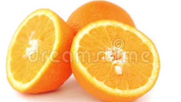 橙色切片360度打开白色背景全高清循环视频新鲜和健康的有机食品视频的预览图