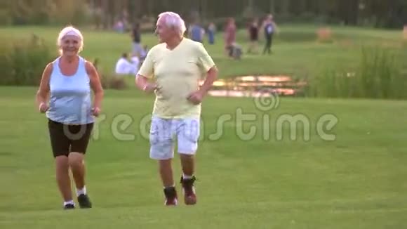 老年夫妇慢跑视频的预览图