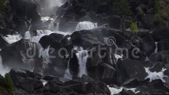 强大的瀑布乌恰阿尔泰山西伯利亚俄罗斯视频的预览图