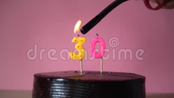 巧克力生日蛋糕与灯芯照明试图吹蜡烛视频的预览图