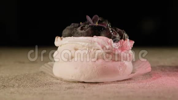 在餐巾纸上用蓝莓做的新鲜美味的空气蛋糕还有动人的亮点和闪光无麸质食品和视频的预览图