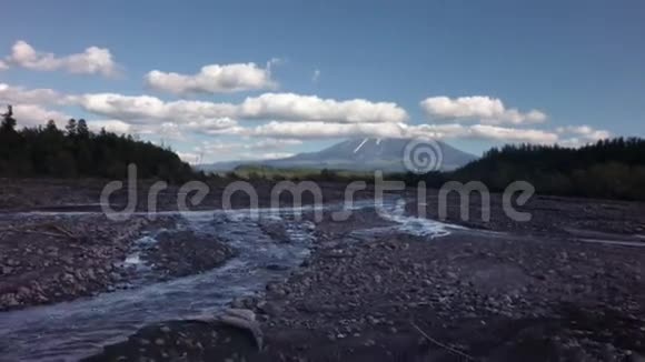 从Studenaya河上的OstryTolbachik火山景观录像视频的预览图