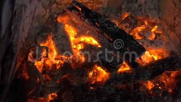 燃烧场燃烧的煤炭关闭视频的预览图