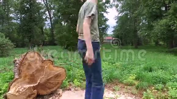 小男孩走在木头树桩上一棵老树的大树桩倒下了视频的预览图