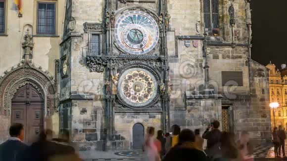 布拉格老城广场时代中世纪天文钟的夜景视频的预览图
