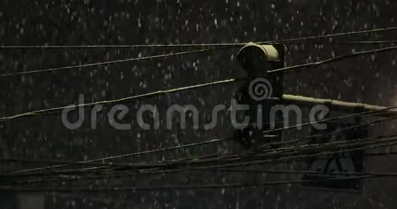 降雪时交通灯闪亮天气不好路上又下雨又下雪反射夜灯汽车视频的预览图