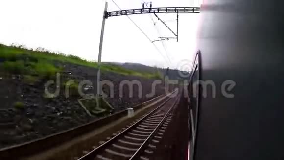 从窗口可以看到旅客列车正在开往下一站的途中视频的预览图