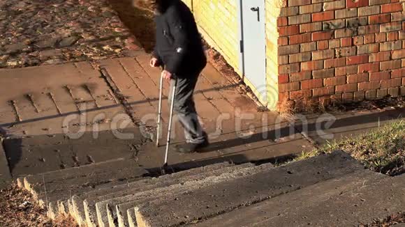 残疾人拄着拐杖走上楼梯视频的预览图