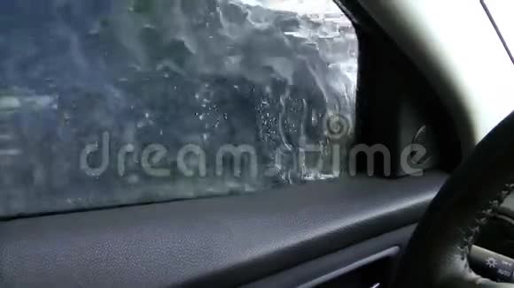 洗车水玻璃和镜子视频的预览图