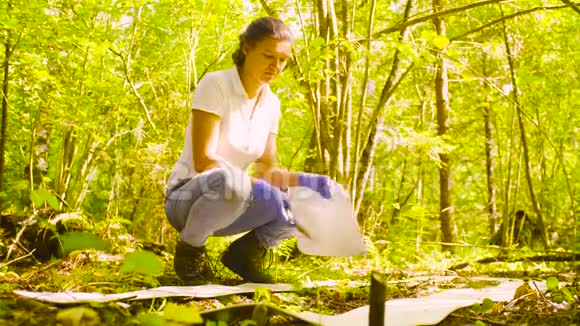 女人在森林里获得土壤的沼泽视频的预览图