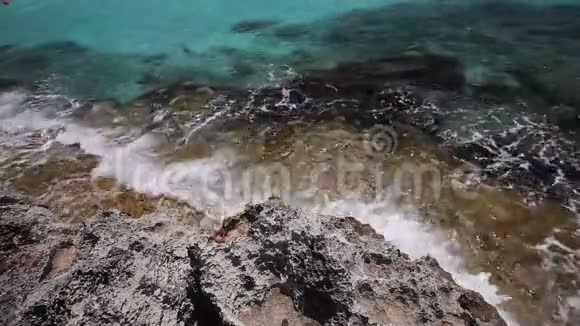 蔚蓝的大海一片虫族的海洋在海岸线的背景下海浪拍打着岩石海岸视频的预览图