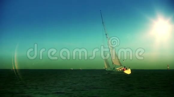 日落时游艇航行视频的预览图