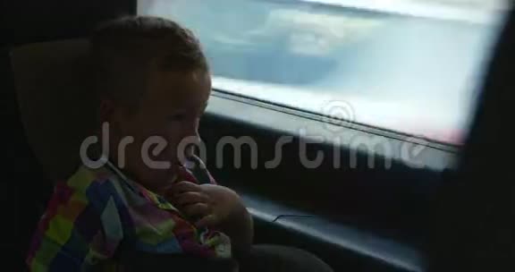 坐汽车打哈欠的小孩视频的预览图