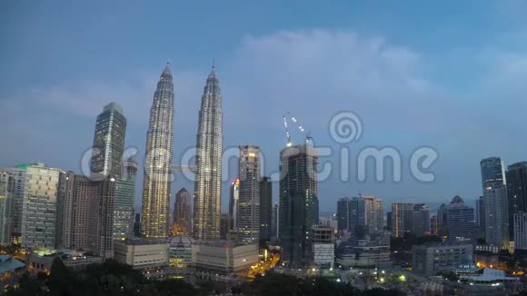 马来西亚吉隆坡市区景色和移动的云顶时间流逝视频的预览图