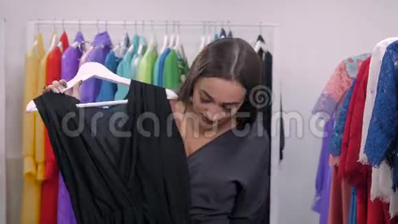 女人在服装零售店买衣服美丽的多种族阿拉伯白人购物女孩选择红色视频的预览图