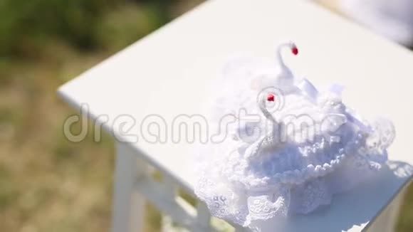用天鹅枕着戒指结婚装饰品星期一的婚礼视频的预览图