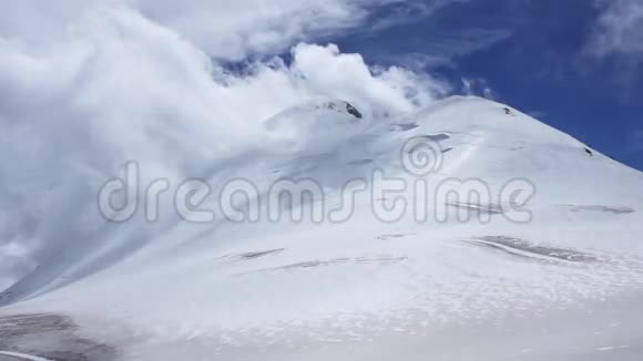 群山中的云彩时间卡兹贝克山顶背景视频的预览图