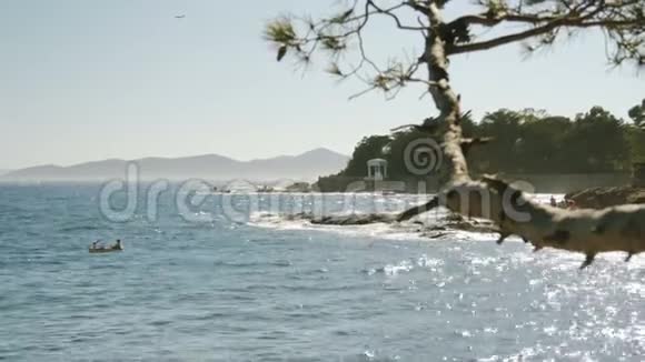 在明亮的夏日带岩石的海洋景观4k视频的预览图