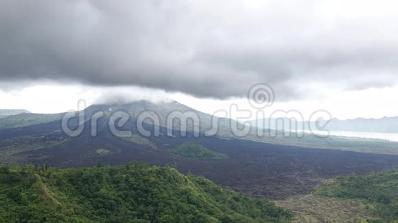 印度尼西亚巴厘岛古农巴图尔湖或巴图尔火山上空的时间推移雾和云视频的预览图