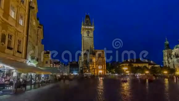 布拉格老市政厅夜幕降临游客无法辨认视频的预览图