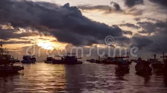 科陶海滩海景渔船时间表暖光日落时间多云移动视频的预览图