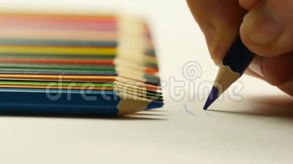 用彩色铅笔和铅笔作画视频的预览图