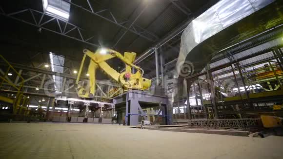 机器人工作在工业工厂包装货物视频的预览图