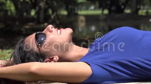 躺下放松休息太阳镜视频的预览图