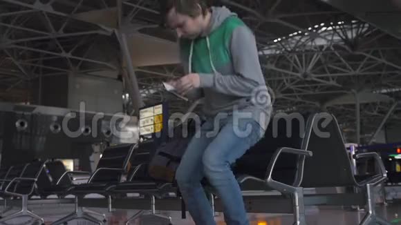英俊的微笑男游客拿着电话在机场工作科技旅游和现代生活理念视频的预览图
