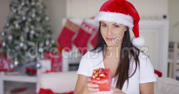 有魅力的年轻女子拿着圣诞礼物视频的预览图