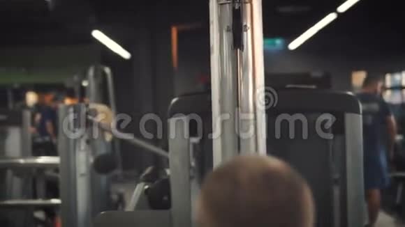 健美运动员做背部锻炼视频的预览图