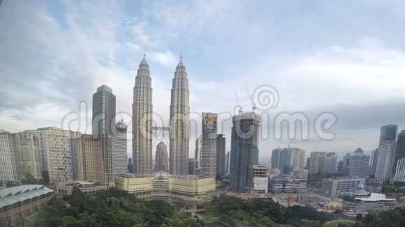 马来西亚吉隆坡市区景色和移动的云顶时间流逝视频的预览图