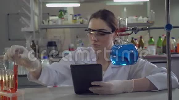 实验室技术人员单独在办公室进行医学测试视频的预览图