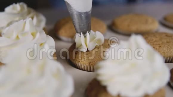 用奶油装饰松饼在美味的蛋糕上放上黄油霜视频的预览图