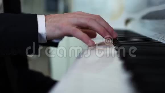 双手演奏钢琴特写表演视频的预览图