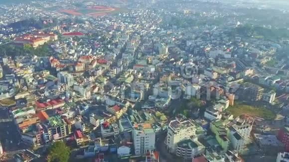 鸟瞰美丽的城市坐落在绿山中视频的预览图