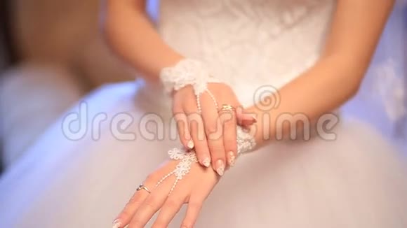 新娘手上拿着装饰品视频的预览图
