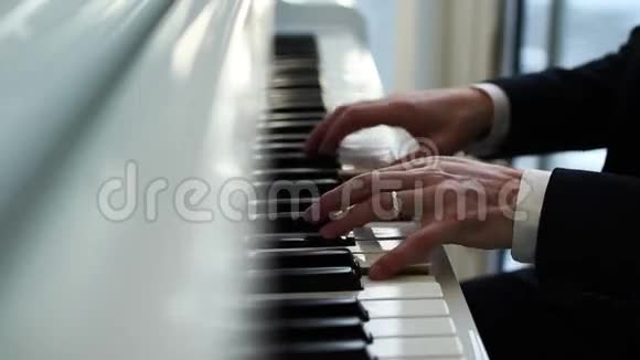 钢琴演奏钢琴手指按过琴键音乐家演奏旋律视频的预览图