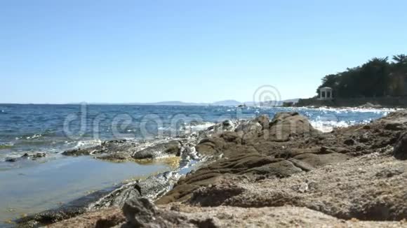 在明亮的夏日带岩石的海洋景观4k视频的预览图