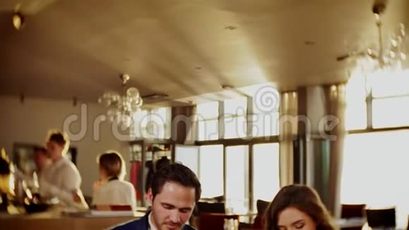 一对漂亮的夫妇在餐馆吃甜点视频的预览图