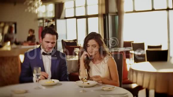 一对漂亮的夫妇在餐馆吃甜点视频的预览图
