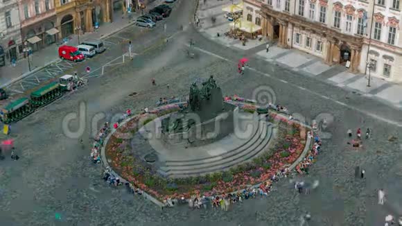 鸟瞰老城广场和JanHus纪念碑时间在捷克布拉格的人们坐着走来走去视频的预览图