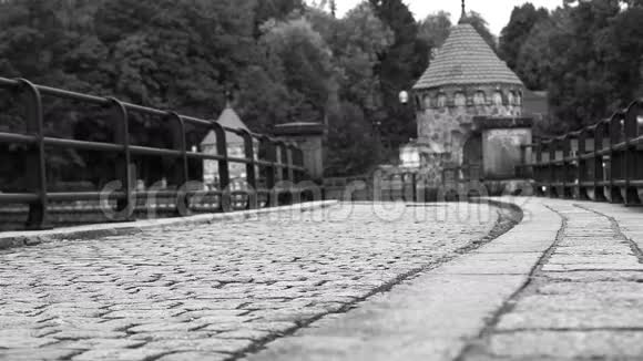 黑白镜头一名男子沿着Liberec捷克共和国的水坝行走视频的预览图