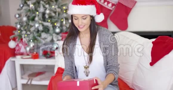笑的女人送了一大份圣诞礼物视频的预览图