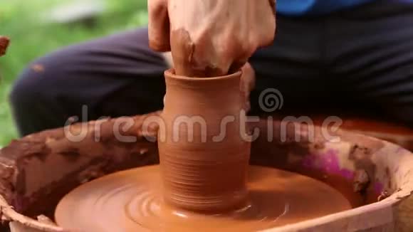 陶工在陶工的车轮上制作陶土视频的预览图