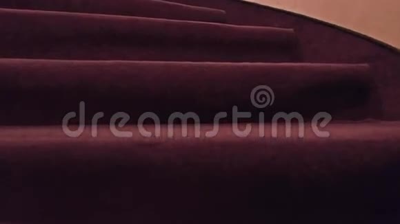用地毯覆盖旧楼楼梯的特写镜头4K型视频的预览图