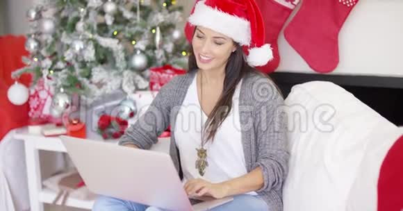 快乐的女人做圣诞视频聊天视频的预览图