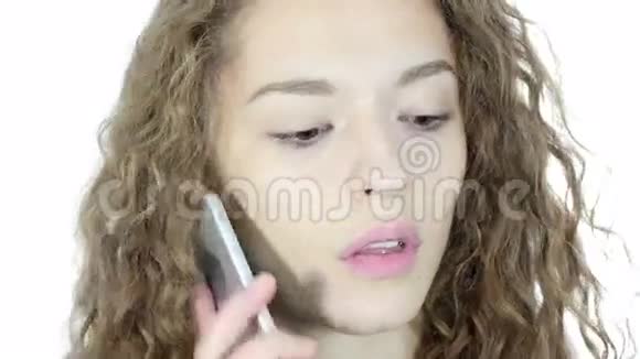 关闭女性在智能电话白色背景年轻视频的预览图