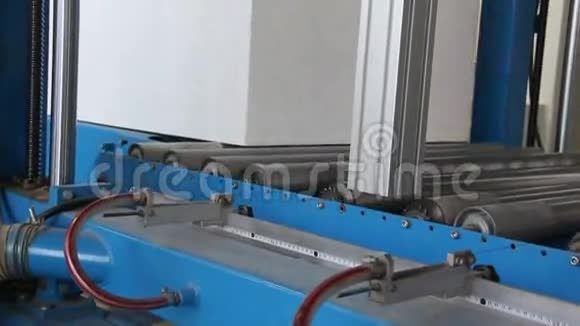 工厂生产发泡胶在传送带上滑动视频的预览图