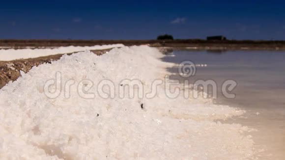 摄像机沿田内无止境的盐堆移动视频的预览图
